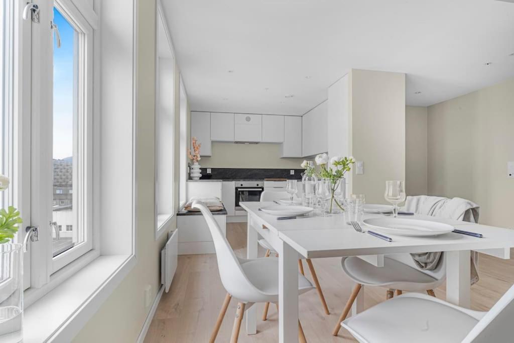 New! Huge Modern Apartment! Fit For Two Families! Bergen Buitenkant foto