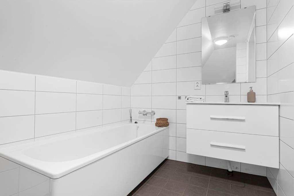 New! Huge Modern Apartment! Fit For Two Families! Bergen Buitenkant foto