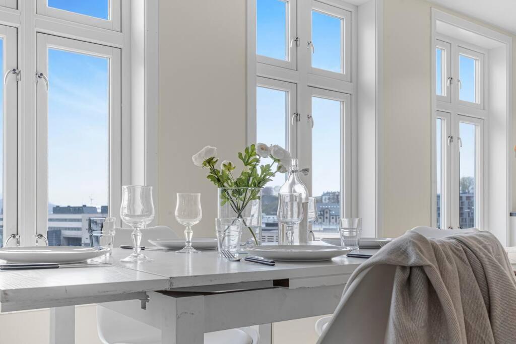 New! Huge Modern Apartment! Fit For Two Families! Bergen Buitenkant foto