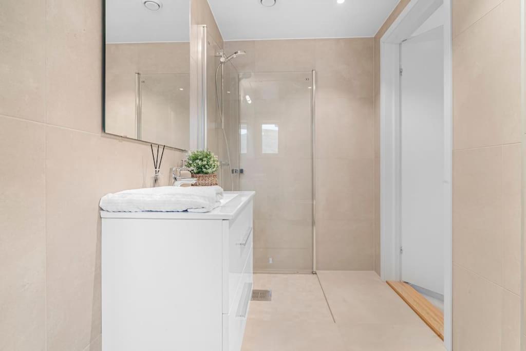 New! Huge Modern Apartment! Fit For Two Families! Bergen Buitenkant foto
