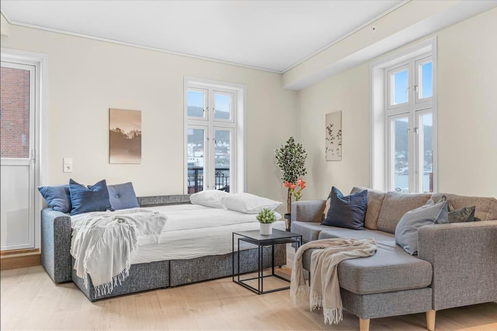 New! Huge Modern Apartment! Fit For Two Families! Bergen Buitenkant foto